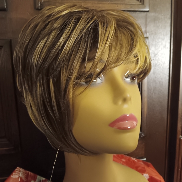 MyBelle Alexa Wig in Beeline Short Assymentrical Bob New with tags - Picture 5 of 7